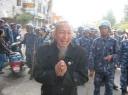 Ein älterer Tibeter fleht die nepalesische Polizei an, seine Landsleute zu verschonen