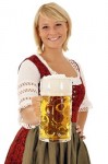 Junge Frau im Dirndl mit Maßkrug Bier